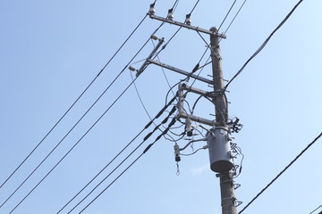 青空と電柱