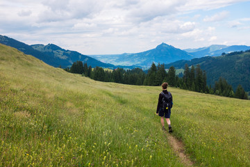Naklejka premium turysta w niemieckich Alpach