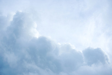 Obraz premium Błękitne niebo chmury w tle.