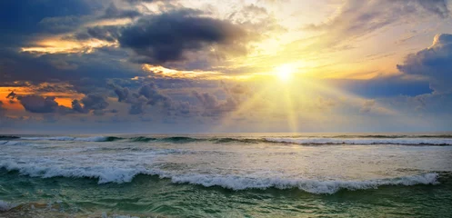 Papier Peint Lavable Côte plage d& 39 océan et lever de soleil sur ciel nuageux