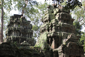 Fototapeta premium Ruins and walls of an ancient city in Angkor complex, near the ancient capital of Cambodia - Siem Reap