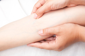 Obraz na płótnie Canvas Woman receiving osteopathic treatment of her hand