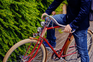 Obraz premium Close up image of a man on a retro bicycle.