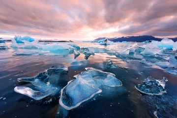 Zelfklevend Fotobehang IJsbergen in de gletsjerlagune Jokulsarlon © Ivan Kmit