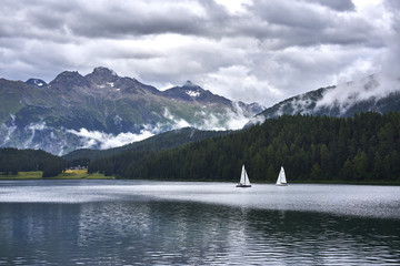 Naklejka premium Der See von St. Moritz (Ley da San Murezzan) nach einem Gewitterregen 