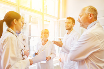 Ärzte und Krankenschwester bei Team Meeting