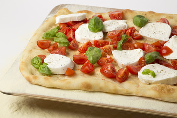 Pizza con pomodori e mozzarella