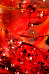 Rotes Glas mit Luftblasen