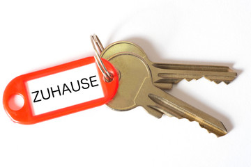 Ein Schlüssel und ein Schlüsselanhänger mit dem Aufdruck Zuhause