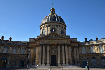 Fototapeta na wymiar L'Institut de France à Paris