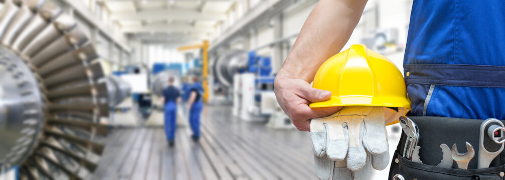 Detail Arbeiter Monteur im Maschinenbau mit Ausrüstung // Worker in mechanical engineering with equipment