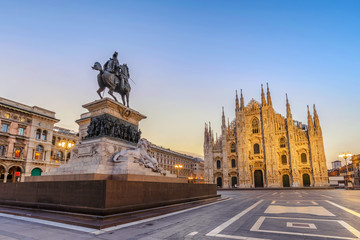 Fototapeta premium Katedra w Mediolanie (Milan Duomo) o wschodzie słońca, Mediolan (Mediolan), Włochy