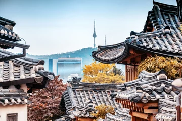 Poster Mooie Seoul-toren in de herfst, Namsan Mountain, Zuid-Korea © olezzo
