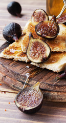 Slices of toast with figs and honey