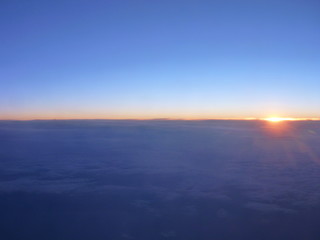 Fototapeta na wymiar Il tramonto tra le nuvole