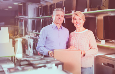 Fototapeta na wymiar Mature couple purchased and packed goods for house