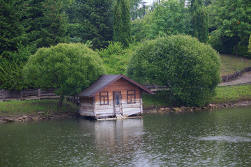 Obraz premium House for ducks on the lake in a rainy day