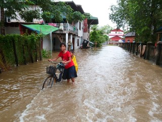 Route inondée pendant la mousson en Asie (Cambodge)