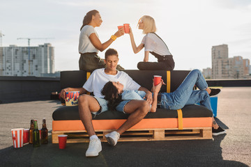 Obraz premium friends relaxing on roof