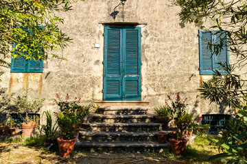 Fototapeta na wymiar wooden door in an italian village