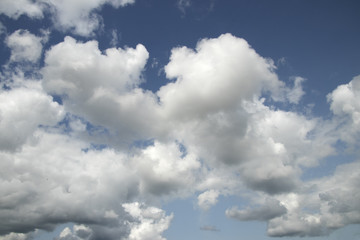 Obraz premium White clouds in blue sky