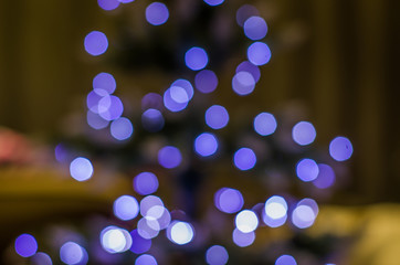 Lindo Bokeh de luzes natalinas de cor azul, pequenas luzes azuis desfocadas, tema natal