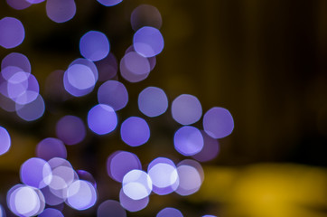 Lindo Bokeh de luzes natalinas de cor azul, pequenas luzes azuis desfocadas, tema natal