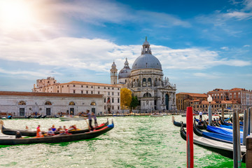 Fototapeta na wymiar Die Basilica di Santa Maria della Salute mit vorbeifahrenden Gondeln in Venedig, Italien
