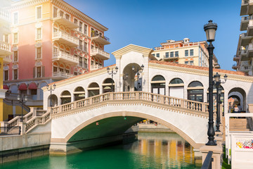 Fototapeta na wymiar Replika der Rialto Brücke aus Venedig im Qanat Quartier in Doha, Katar