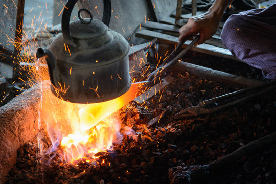 Myanmar (Burma), Shan, Taunggyi, Schmied