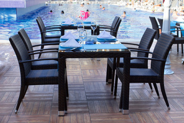 Сервированный стол в кафе у бассейна