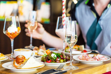 Table Nourriture Déjeuner Bouquet Variété, Mans Main avec Coupe de Champagne