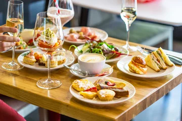 Photo sur Plexiglas Buffet, Bar Concept de buffet de petit-déjeuner, heure du petit-déjeuner dans un hôtel de luxe, brunch en famille au restaurant, main de l& 39 homme avec une coupe de champagne