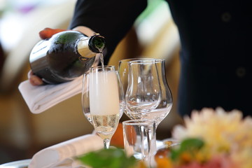 シャンパンを注ぐ