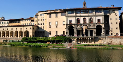 Blick auf die Uffizien vom Südufer des Arno