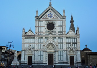 Fassade der Kirche Santa Croce zur "blauen Stunde"
