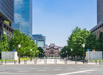 東京駅と丸の内のビル