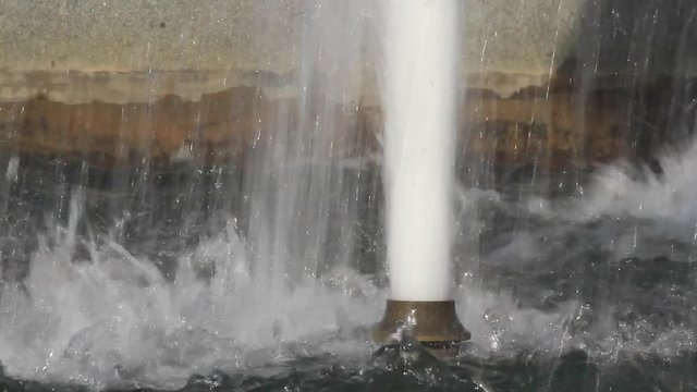 Chorro de agua brotando hacia arriba en un lago o estanque del parque
