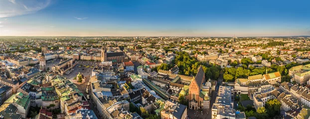 Papier Peint photo Panoramique Kraków - panorama starego miasta z Rynkiem Głównym i Bazyliką Mariacką. Widok z lotu ptaka. 