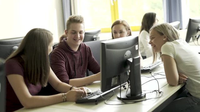 Sch&uuml;ler / Studenten besprechen ihre Aufgaben im Computerraum