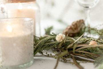 adornos navideños en blanco y  verde con velas y rosas