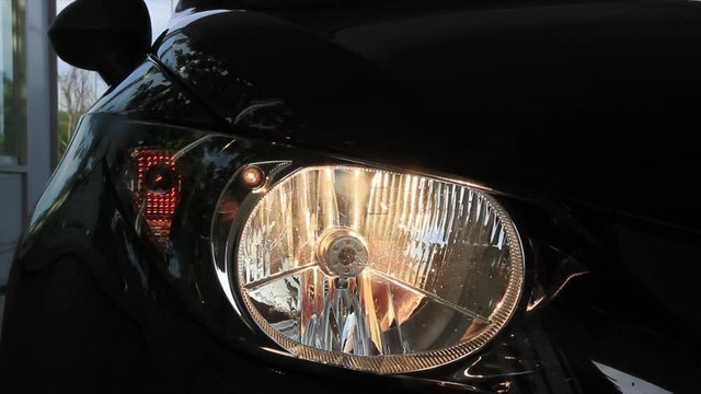 Detalle de Faro delantero e intermitente de coche con rafagas de encendiendo y apagando ( 2 Cuts )
