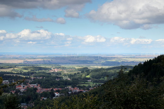 Blick ins Th&uuml;ringer becken mit Windr&auml;dern