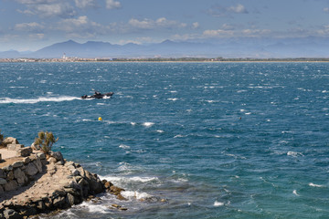 Navegar en mar revuelta en Alt Emporda, golfo de Roses