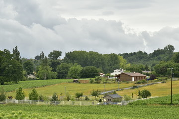Quelques bungalows en pleine nature le long d'un bois apr&egrave;s le passage d'une averse intense &agrave; Champagne ,au P&eacute;rigord Vert 