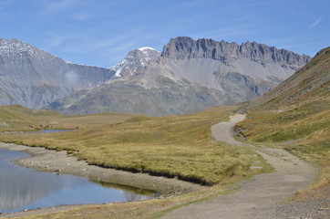 Lac de montagne de Bellecombe, dit aussi Plan du lac, dans le Parc National de la Vanoise, Alpes Françaises