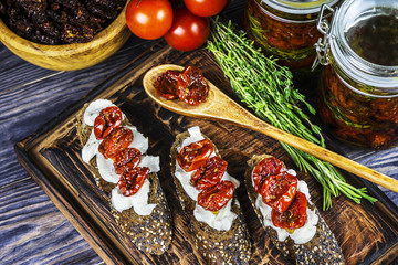 Sandwiches with sun-dried tomatoes.