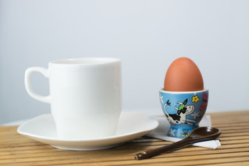 taza y huevo rojo cocido