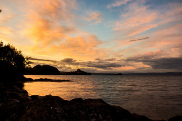 Tramonto sul lago di Bolsena con sfondo il promontorio di Capodimonte