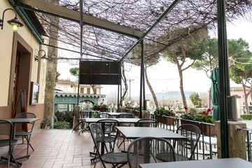 Outdoor patio of a restaurant in rustic setting